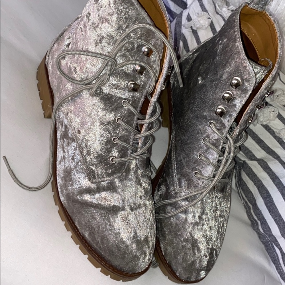 Quipid Boots